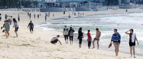 부산 해운대·송정 해수욕장 부분 개장을 하루 앞둔 지난 31일, 해운대해수욕장을 찾은 시민과 관광객들이 물놀이를 즐기고 있다. 부산 7개 해수욕장 전면 개장은 오는 7월 1일이다. 부산일보DB