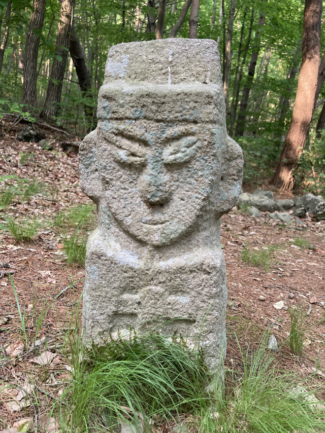 무덤 오른쪽의 석장승.