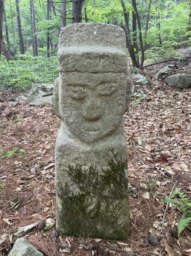 무덤 왼쪽에 서 있는 석장승. 상대적으로 얼굴이 온화하다.