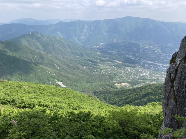 침목 계단을 지나 목재 계단에서 시원한 바람을 받으며 본 상양마을과 남명리 일대.