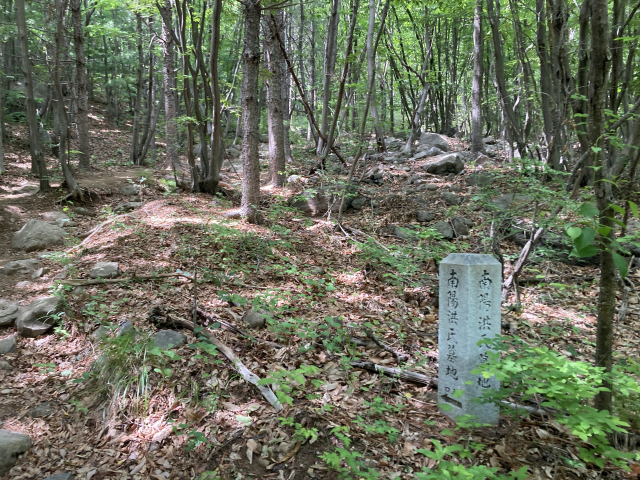 남양 홍 씨 묘지 입구 안내석이 있다. 아랫재 오르는 길은 완만하다.