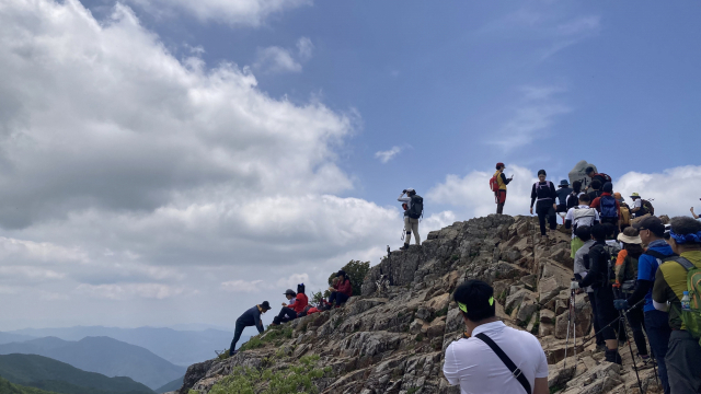 가지산 정상. 인증사진을 찍으려는 줄이 길다.