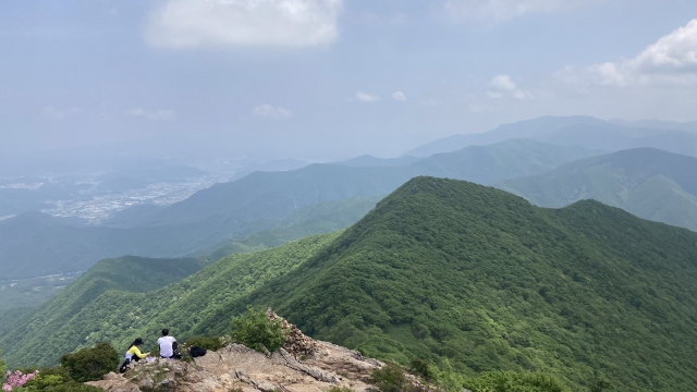 최단 거리로 오른 가지산. 맨 앞 높은 봉우리가 가지산 중봉이다.