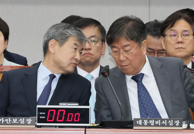 조태용 국가안보실장과 김대기 대통령비서실장이 5월 24일 국회에서 열린 운영위원회 전체회의에서 귀엣말을 나누고 있다. 연합뉴스