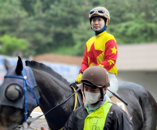 지난 5월 국내 여성 기수 두 번째 개인 통산 100승을 달성한 최은경 경마 기수. 한국마사회 제공