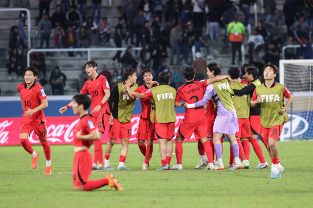 한국 축구 대표팀 선수들이 2일(한국시간) 아르헨티나 산티아고 델 에스테로 스타디움에서 열린 2023 U-20 월드컵 16강전에서 에콰도르를 3-2로 꺾고 8강 진출에 성공한 기뻐하고 있다. 연합뉴스