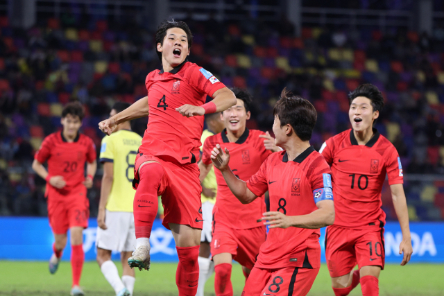 한국 대표팀의 최석현(앞줄 왼쪽)이 2일(한국시간) 아르헨티나 산티아고 델 에스테로 스타디움에서 열린 2023 U-20 월드컵 에콰도르와의 16강전에서 후반 3분 결승골을 넣은 뒤 세리머니를 하고 있다. 연합뉴스