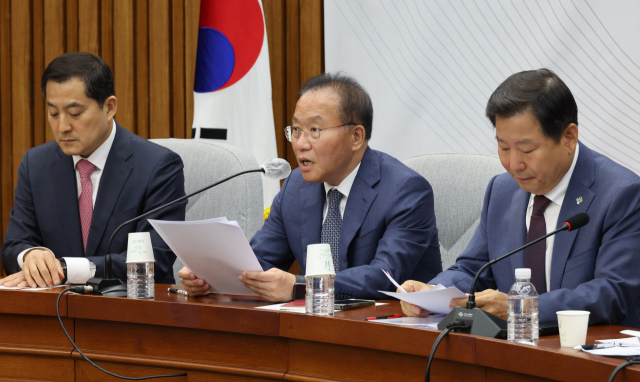 국민의힘 윤재옥 원내대표가 2일 국회에서 원내대책회의를 하고 있다. 연합뉴스