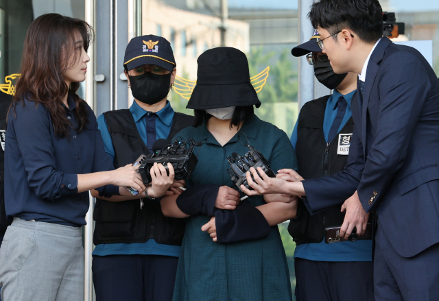 또래 여성을 살해한 뒤 시신을 훼손·유기한 혐의로 구속된 정유정이 지난 2일 오전 부산 동래경찰서에서 검찰로 송치되기 전 기자들의 질문을 받고 있다. 정종회 기자 jjh@