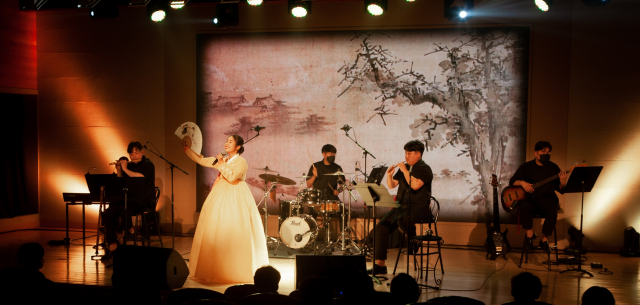퓨전국악밴드 '비원' 공연 장면. 을숙도문화회관 제공