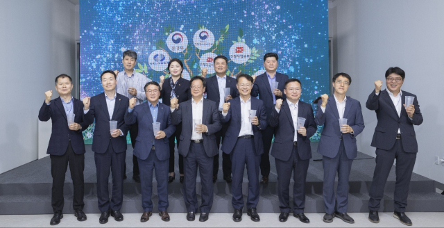 한국남부발전 등 15개 민·관·공이 지난 1일 정부세종청사 중앙동에서 ‘정부청사 커피전문점, 1회용품 제로 2027 비전 선포’ 기념식을 개최하고, 다회용컵 순환시스템 도입을 위한 업무협약을 체결했다. (앞줄 왼쪽부터) 행복커넥트 박대호 상임이사, 농협은행 이인용 센터장, 남부발전 이승우 사장, 행정안전부 조소연 청사관리본부장, 환경부 신진수 물관리정책실장, 우정사업본부 김승모 단장, 우체국공익재단 박종석 이사장, SK텔레콤 이준호 부사장. 남부발전 제공