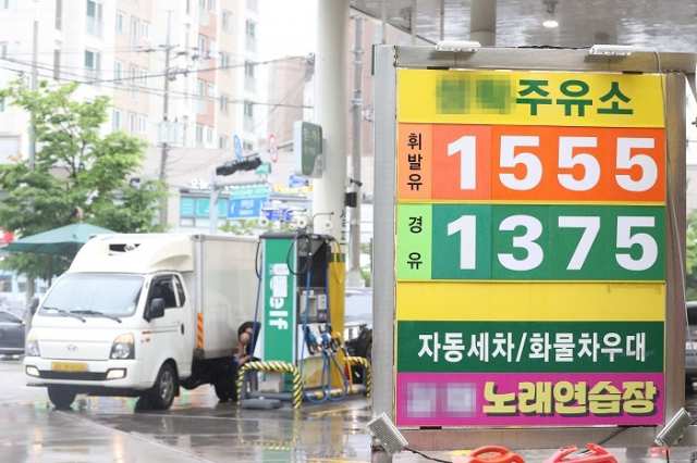 부산 주유소에서 판매하는 자동차 경유 가격이 L당 1300원대로 떨어졌다. 1년 23개월 만의 최저치다. 사진은 서울의 한 주유소 모습. 연합뉴스
