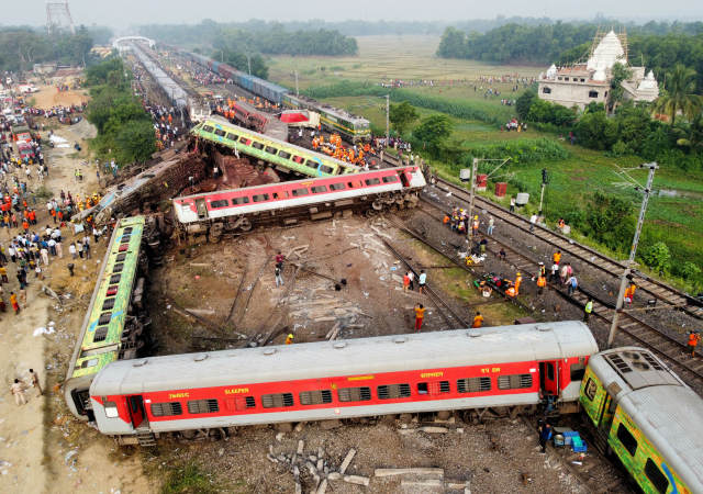 3일(현지시간) 인도 동부 오디샤주 발라소르 지역에서 전날 여객 열차 두 대가 충돌한 후 탈선한 열차를 드론으로 촬영한 모습. 로이터 연합뉴스