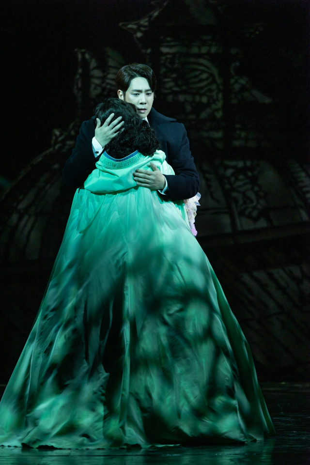 '오페라의 유령' 중 '바람은 그것뿐(All I Ask of You)'을 부르는 손지수와 송원근. 에스앤코 제공