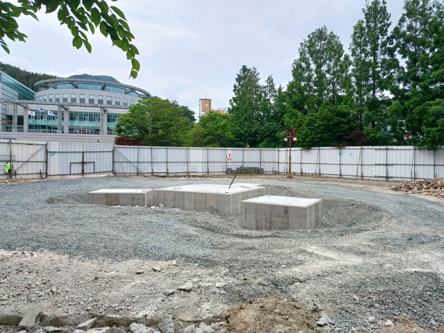 부산문학관 부지로 도출한 ‘어린이대공원 입구’의 원형 광장이 메워지고 조형물 지지를 위한 콘크리트 기초공사까지 마무리됐다. 최학림 선임기자 theos@