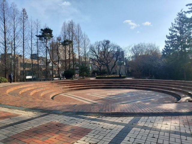 ‘어린이대공원 입구’의 원형 광장 이전 모습. 부산일보 DB