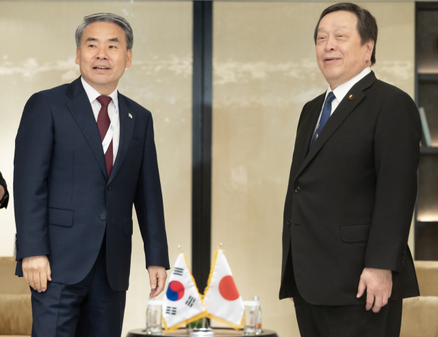 제20차 아시아안보회의(샹그릴라 대화)에 참석 중인 이종섭 국방부 장관이 4일 싱가포르 샹그릴라 호텔에서 하마다 야스카즈 일본 방위상과 양자회담에 앞서 웃으며 이야기를 나누고 있다. 한일 국방장관 사이에 열린 양자회담은 지난 2019년 11월 정경두 장관과 고노 다로 일본 방위상 간 만남 이후 약 4년 만이다. 연합뉴스