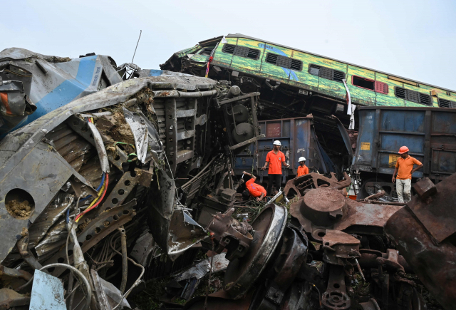 2일(현지 시간) 인도 동부 오디샤주 발라소레에서 발생한 열차 충돌 사고현장에서 객차와 화물열차가 뒤엉켜 있다. 현재까지 사상자 수만 1180여 명에 이른다. AFP연합뉴스