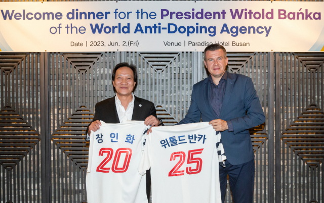 2일 부산을 찾은 세계도핑방지기구 위톨드 반카(오른쪽) 회장이 장인화 상의회장과 만나 기념촬영을 하고 있다. 부산상의 제공