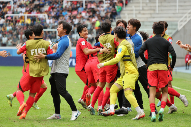 한국 대표팀 선수와 코치진이 5일(한국시간) 아르헨티나 산티아고 델 에스테로 스타디움에서 열린 2023 U-20 월드컵 8강전 나이지리아의 경기에서 최석현이 연장 전반 헤더골을 넣자 서로 부둥켜안으며 기뻐하고 있다. 연합뉴스