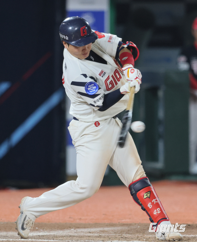 El receptor de los Lotte Giants, Jung Bo-geun, terminó el juego en 4 bases con 2 hits y 2 bases por bolas en un juego contra los KIA Tigers el día 2.  Gracias a Lotte Janat