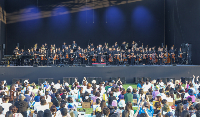 4일 오후 부산시민공원 하야리아 잔디광장에서 열린 '미리 만나는 국제아트센터, 클래식 파크 콘서트'에서 최수열 지휘자와 부산시립교향악단이 마지막 인사를 하고 있다. 김종진 기자 kjj1761@