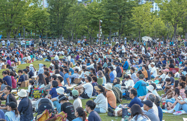 '미리 만나는 국제아트센터, 클래식 파크 콘서트'를 보기 위해 부산 부산진구 부산시민공원 하야리아 잔디광장을 찾은 청중 모습. 이날은 최수열 지휘로 부산시향이 공연했다. 김종진 기자 kjj1761@