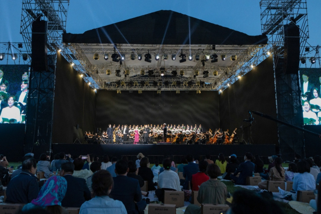 부산시민공원 하야리아 잔디광장에서 열린 '미리 보는 부산국제아트센터, 클래식 파크 콘서트' 모습. 첫날 3일은 정명훈 지휘로 KBS교향악단과 부산시립합창단 등이 공연했다. 부산시 제공