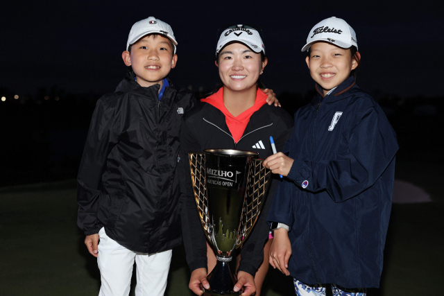 로즈 장(20·미국)이 5일(한국시간) 프로 데뷔전으로 치른 LPGA 투어 미즈호 아메리카오픈에서 우승했다. 양쪽에는 중국계 미국인인 장의 식구들. AFP연합뉴스