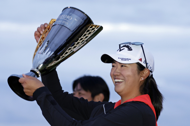 미국의 로즈 장(20)이 5일(한국시간) 프로 데뷔전을 치른 LPGA 투어 미즈호 아메리카오픈에서 우승한 후 트로피를 들고 환하게 웃고 있다. AP연합뉴스