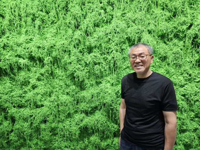 유명균 작가가 작품 '더 히스토리 오브 포레스트' 앞에서 작업에 대해 이야기하고 있다. 오금아 기자