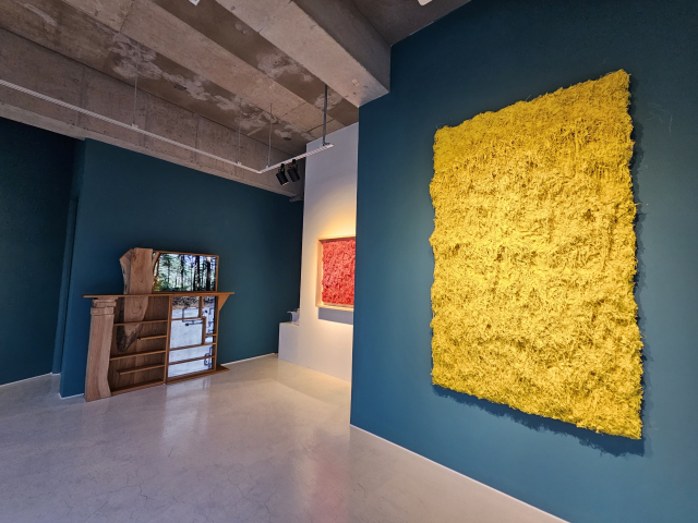 갤러리이배에서 열리고 있는 유명균, 금민정 작가 2인전 '인 더 로 오브 네이처' 전시 전경. 왼쪽은 금민정 작가의 작품이다. 오금아 기자.