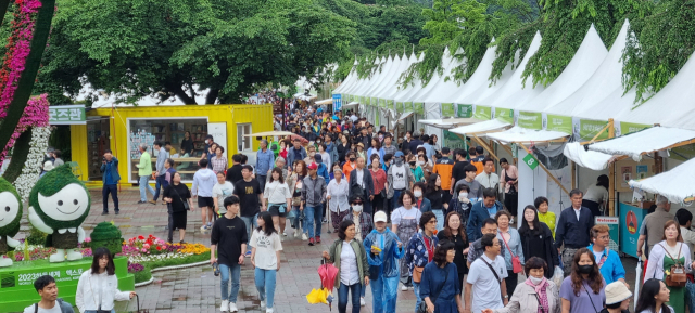 하동세계차엑스포는 궂은 날씨에도 불구하고 124만 명이 방문해 차 산업 미래 성장가능성을 보여줬다는 평가를 받았다. 하동군 제공