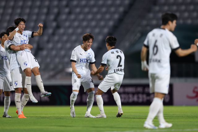 서울이랜드전 결승골을 터뜨린 부산아이파크 박정인(왼쪽)이 어정원과 포효하고 있다. 한국프로축구연맹 제공