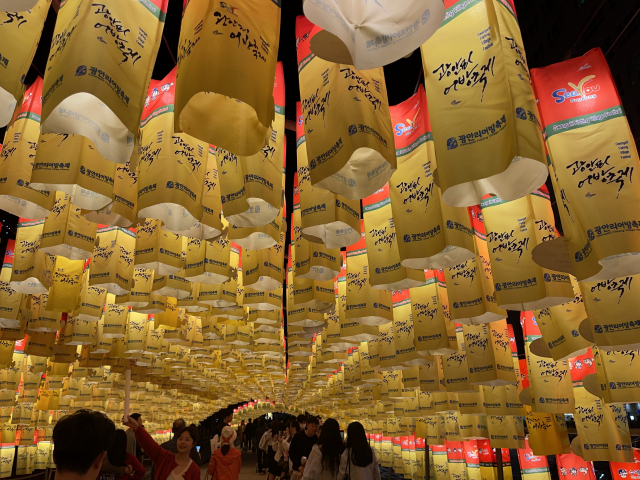 올해 22년차를 맞은 광안리 어방축제가 지난달 성황리에 개최됐다. 옛 어촌마을을 재현한 축제 현장 모습.