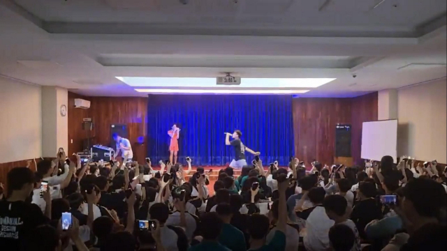 코로나19 이후 일상으로 돌아와 수학여행을 즐기는 학생들의 모습.