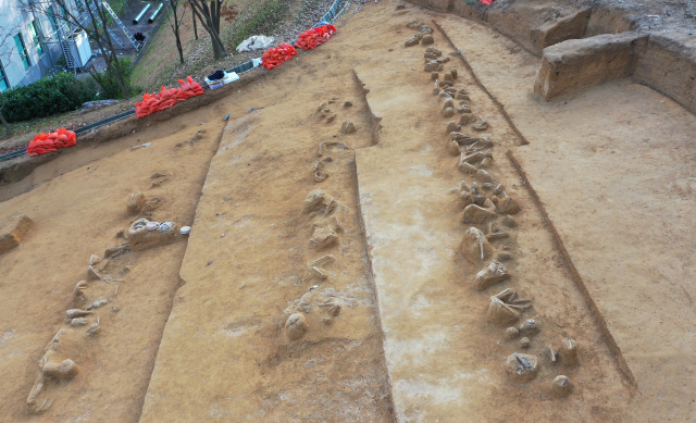 2020년 전북 전주시 황방산에서 민간인 유해가 다수 발굴됐다. 3열의 구덩이가 나란히 배치된 것으로 미뤄 학살 후 매장된 것으로 보인다. 전주시 제공