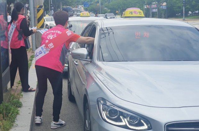캠페인 참가자들이 도민체전 홍보용 팸플릿과 차량 2부제 자율참여 서한문 등을 배부하며 시민들의 적극적인 동참을 당부했다. 통영시 제공