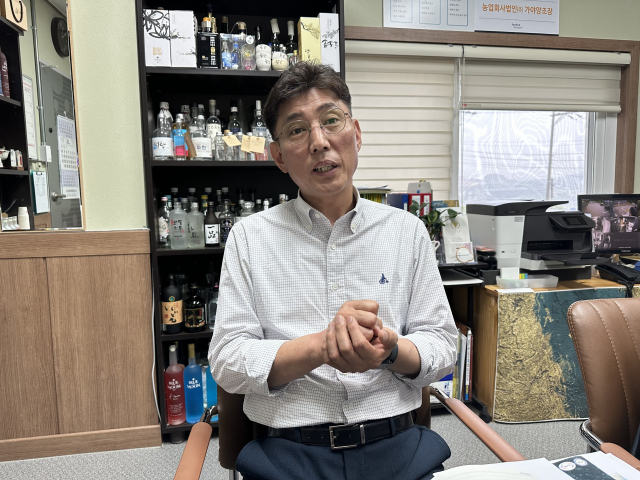가야양조장 조이덕 대표가 양조장 설립 계기와 지금껏 출시한 술에 대해 소개하고 있다.