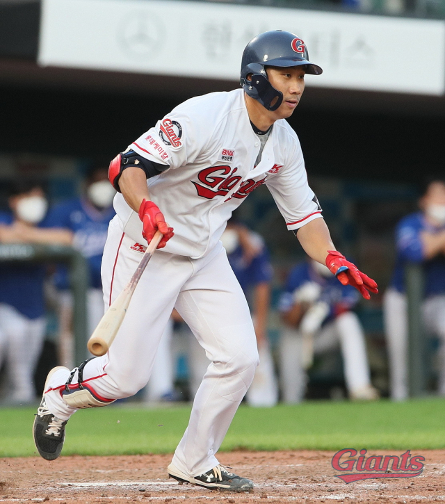 롯데 자이언츠 외야수 최민재는 지난 4일 롯데 구단에 계약 임의 해지를 신청하고 현역 은퇴를 선언했다. 롯데 자이언츠 제공