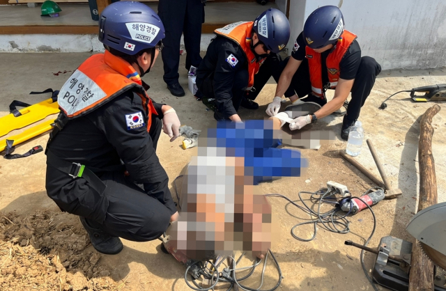 6일 오전 9시 30분 통영시 용남면 주민이 자택에서 그라인더 작업 중 왼쪽 다리를 다쳐 해경이 육지 병원으로 긴급이송했다. 통영해양경찰서 제공