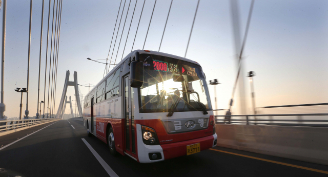 2014년 1월 개통한 2000번 시내직행좌석버스. 부산 하단 삼거리를 출발해 거제 연초면 맑은샘병원을 오간다. 부산일보DB