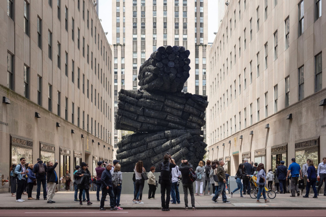 이배 작가의 대형 숯 조각이 미국 뉴욕 록펠러 센터 채널 가든에 설치됐다. 조현화랑 제공