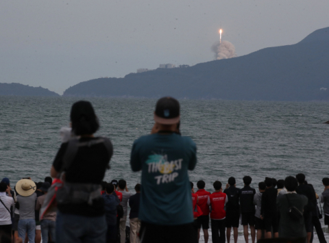 5월 25일 오후 전남 고흥군 영남면 남열해수욕장에서 시민들이 실용위성을 싣고 우주로 향하는 한국형 발사체 누리호(KSLV-Ⅱ)를 지켜보고 있다. 연합뉴스