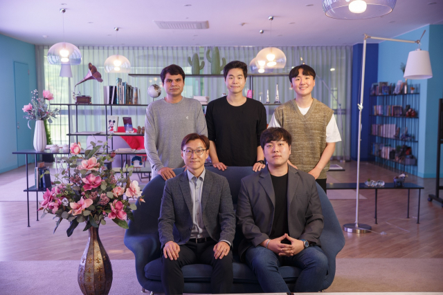 [연구진] 이번연구를 진행한 연구진의 모습. 윗줄 왼쪽부터 공동 1저자 Siraj Sultan 박사, 최한샘 연구원, 이호정 연구원, 아랫줄 왼쪽부터 권영국 교수, 제1저자 신석민 연구원. UNIST 제공