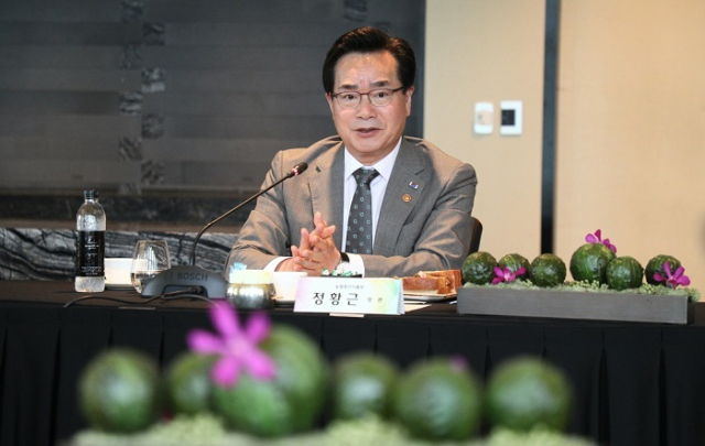 정황근 농림축산식품부 장관이 8일 서울 종로구 포시즌스호텔에서 열린 한국소비자단체 회장단과의 오찬 간담회에 참석해 발언하고 있다. 농식품부 제공