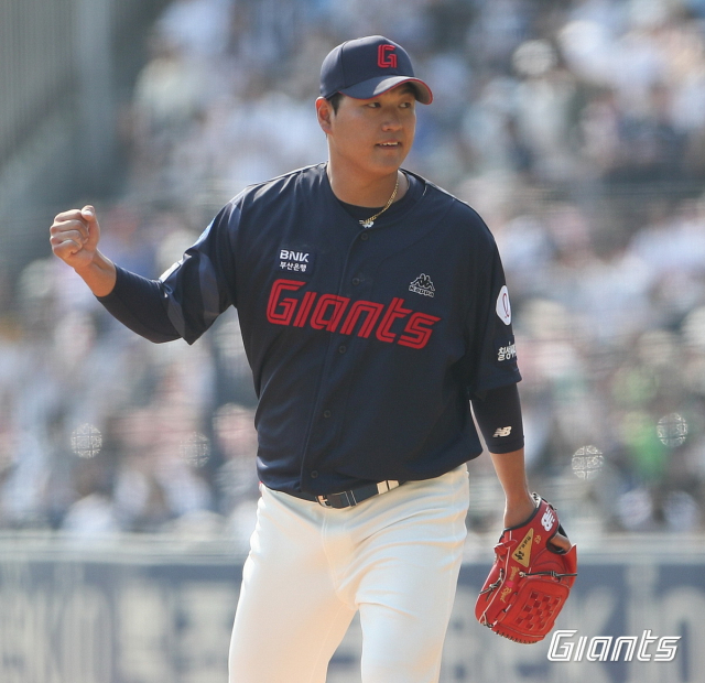 롯데 자이언츠 투수 나균안은 9일 대구 삼성 라이온즈파크에서 열린 삼성 라이온즈와의 시즌 4차전에서 7이닝 1실점 완벽투를 펼치며 시즌 6승 고지에 올랐다. 나균안은 항저우 아시안게임 국가대표로 발탁된 날, 승리를 거두며 큰 기쁨을 누렸다. 롯데 자이언츠 제공