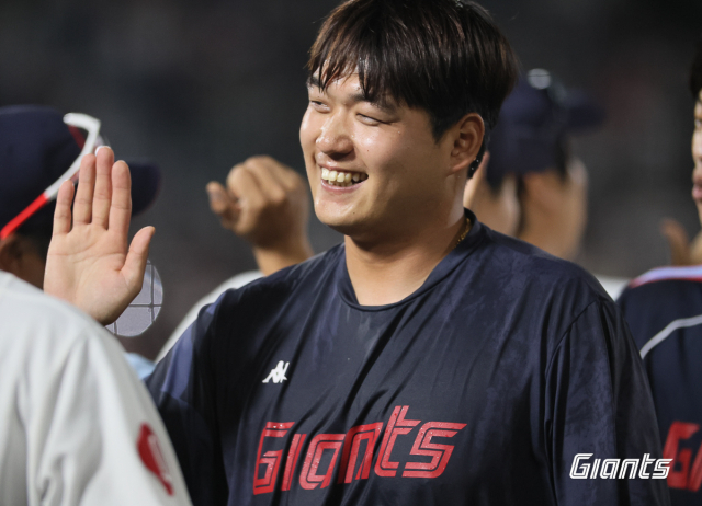 롯데 자이언츠 투수 나균안은 9일 대구 삼성 라이온즈파크에서 열린 삼성 라이온즈와의 시즌 4차전에서 7이닝 1실점 완벽투를 펼치며 시즌 6승 고지에 올랐다. 나균안은 항저우 아시안게임 국가대표로 발탁된 날, 승리를 거두며 큰 기쁨을 누렸다. 롯데 자이언츠 제공