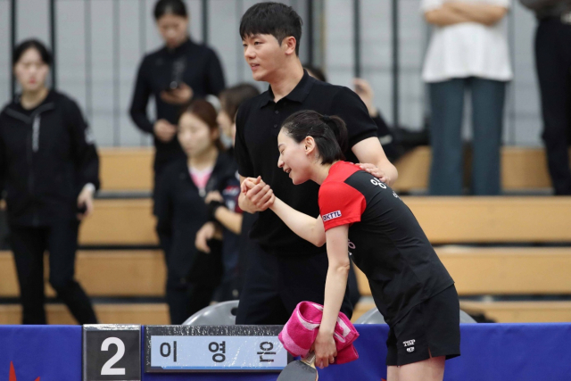 개인 단식에서 우승을 차지한 양산시청 여자탁구단 이영은 선수와 이정삼 감독. 양산시청 제공양산시청 제공