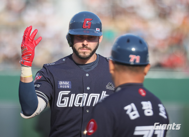 롯데 자이언츠 외야수 잭 렉스는 9일 열린 삼성 라이온즈와의 원정 경기에서 5회 1타점 적시타를 쳐내며 결승점을 기록했다. 롯데 자이언츠 제공